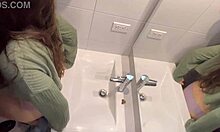 Un couple amateur a des relations sexuelles publiques dans la salle de bain