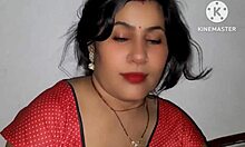 Upphetsad indisk fru blir stygg på webbkameran