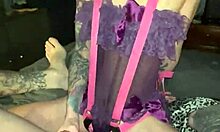Amatérská dívka používá strap-on a dildo k anální hře