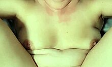 Expressions faciales et piercings corporels dans une vraie vidéo porno amateur