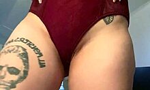 Tetovirana deklica z majhnim tesnim telesom uživa v masturbaciji in orgazmu
