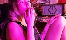 Cigarettrökande styvsyster blir stygg i hemmagjord flickvän sexvideo