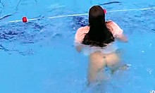 Amateur-Teenager Katy Soroka zeigt ihren haarigen Körper unter Wasser
