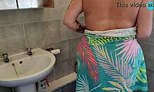 Čiščenje kopalnice s seksi MILF in njenimi velikimi joški