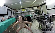 Eldivenler ve vücut tarayıcısı: Florida'lı bir genç striptiz araması bağlama ile sona eriyor