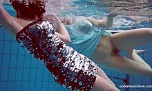 فتيات روسيات مراهقات داشكا وفيستا يشاركن في جنس تحت الماء