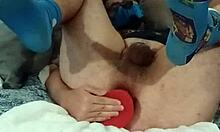 Homofilt par utforsker BDSM-lek med leketøy og kyskhetsbelte