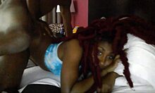 Adolescente jamaicana fofa leva um pau monstro em sua buceta