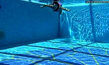 Jessica Lincolns hjemmelagde video viser en het babe som tar en dobbel penetrasjon i bassenget