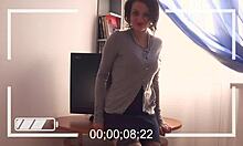 Amatir brunette menggoda dalam video buatan sendiri dengan pakaian robek
