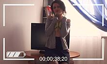 ברונטית אמצעי מסיקה בסרטון ביתי עם בגדים קרועים