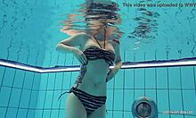 Тинејџерка аматерка Катрин се гола под водом у кућном видеу