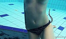 Katrin, une adolescente amateur, se met nue sous l'eau dans une vidéo maison